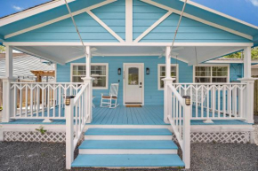 Blue Bungalow In Houston Heights! Walkable to Popular Bars